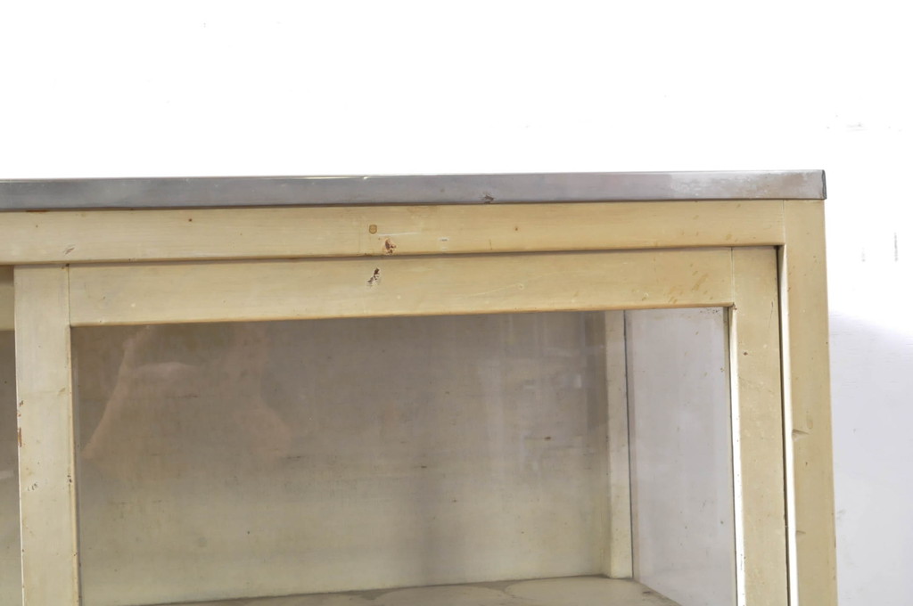 和製アンティーク　ペンキの風合いが味わい深い二面ガラス収納棚(ガラスケース、サイドボード、飾り棚、陳列棚、戸棚、キャビネット、店舗什器、三面)(R-065796)