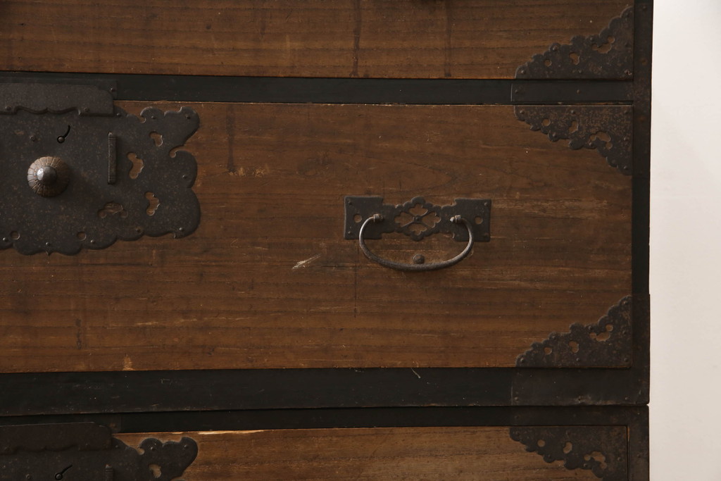 和製アンティーク　前面内部・桐材　時代を経た趣が感じられる佐渡小木箪笥(佐渡箪笥、和たんす、時代箪笥、収納箪笥、引き出し、重ねタンス)(R-065724)