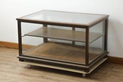 中古　美品!!　高級品　韓国民芸家具　孔雀　鳳凰(ホウオウ)　花鳥図　蝶図　煌びやかで美しい螺鈿(ラデン)細工が見事なガラス天板のサイドボード(収納棚、戸棚、リビングボード、サイドキャビネット)(定価約150万円)(R-081234)