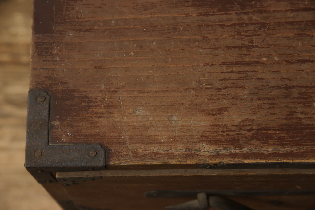 和製アンティーク　前面桐材　 蛭手(ひるて)型の引手金具が存在感のある会津箪笥(和たんす、時代箪笥、収納箪笥、衣装箪笥、引き出し、重ねタンス)(R-066177)