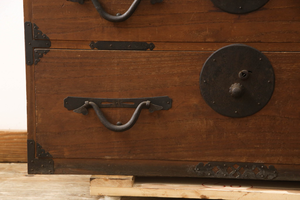 和製アンティーク　前面桐材　 蛭手(ひるて)型の引手金具が存在感のある会津箪笥(和たんす、時代箪笥、収納箪笥、衣装箪笥、引き出し、重ねタンス)(R-066177)