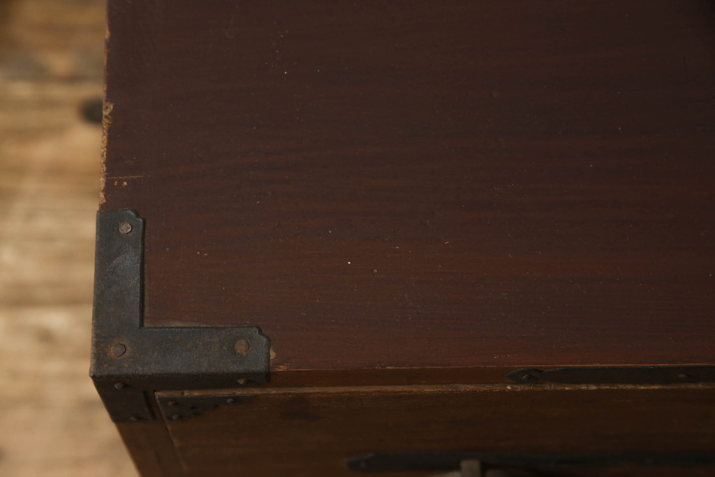 和製アンティーク　前面桐材　 蛭手(ひるて)型の引手金具が存在感のある会津箪笥ローボード(和たんす、時代箪笥、収納箪笥、衣装箪笥、引き出し、ローチェスト、テレビ台)(R-066179)