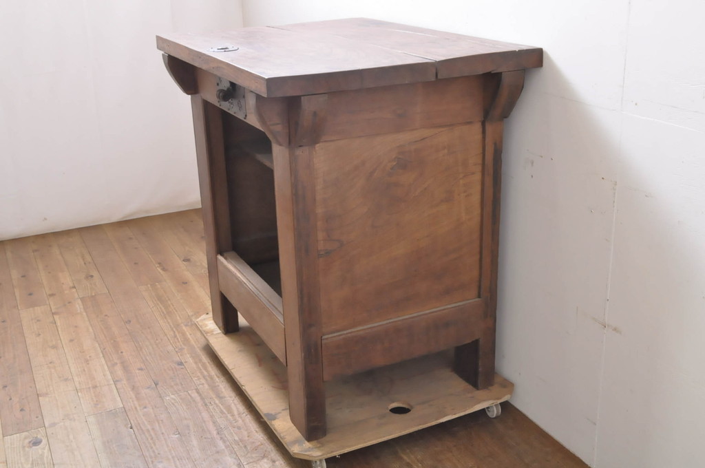 アンティーク家具　李朝家具　総欅(ケヤキ)材　分厚い天板と框組みの重厚な佇まいが魅力的な米びつ