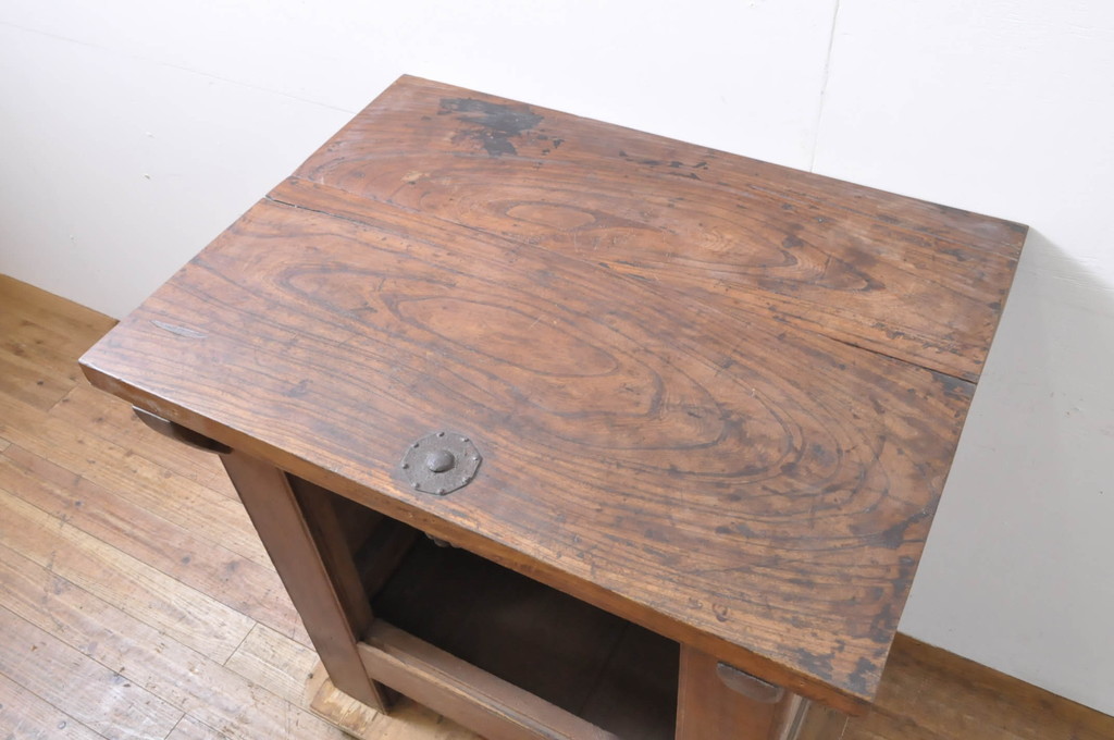 アンティーク家具　李朝家具　総欅(ケヤキ)材　分厚い天板と框組みの重厚な佇まいが魅力的な米びつ