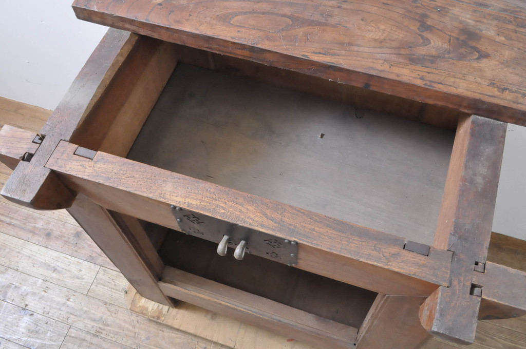 アンティーク家具　李朝家具　総欅(ケヤキ)材　分厚い天板と框組みの重厚な佇まいが魅力的な米びつ