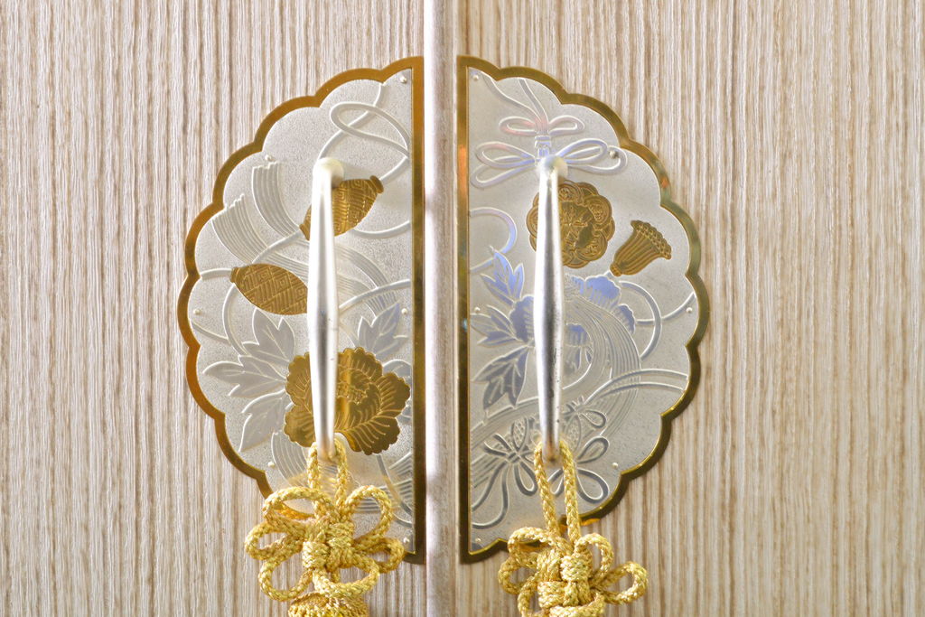 中古　伝統工芸士　頓所芳男作　かくし付き　煌びやかな金具が美しい桐箪笥(胴厚、桐たんす、和タンス、衣装箪笥、収納箪笥、着物箪笥)(R-060432)