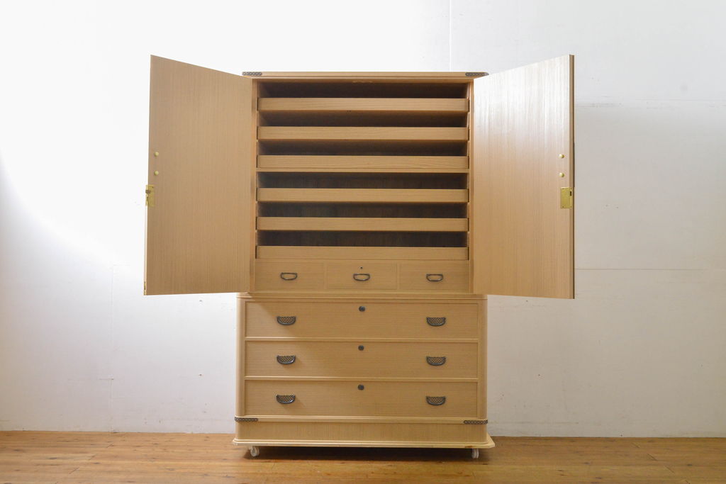 中古　伝統工芸士　鈴木?三郎作　透かしの金具がモダンな雰囲気を醸し出す加茂桐箪笥(胴丸、桐たんす、和タンス、衣装箪笥、収納箪笥、着物箪笥)(R-060544)