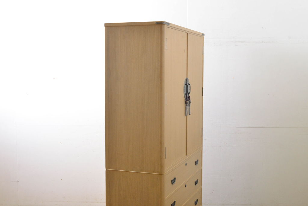 中古　伝統工芸士　鈴木?三郎作　透かしの金具がモダンな雰囲気を醸し出す加茂桐箪笥(胴丸、桐たんす、和タンス、衣装箪笥、収納箪笥、着物箪笥)(R-060544)