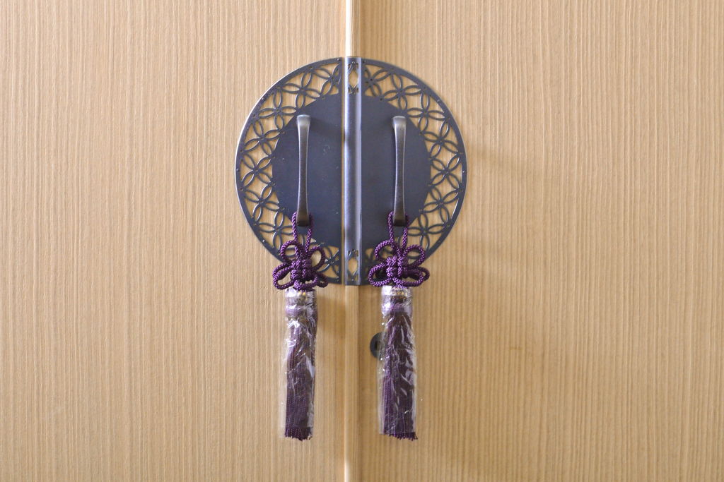 中古　伝統工芸士　鈴木?三郎作　透かしの金具がモダンな雰囲気を醸し出す加茂桐箪笥(胴丸、桐たんす、和タンス、衣装箪笥、収納箪笥、着物箪笥)(R-060544)