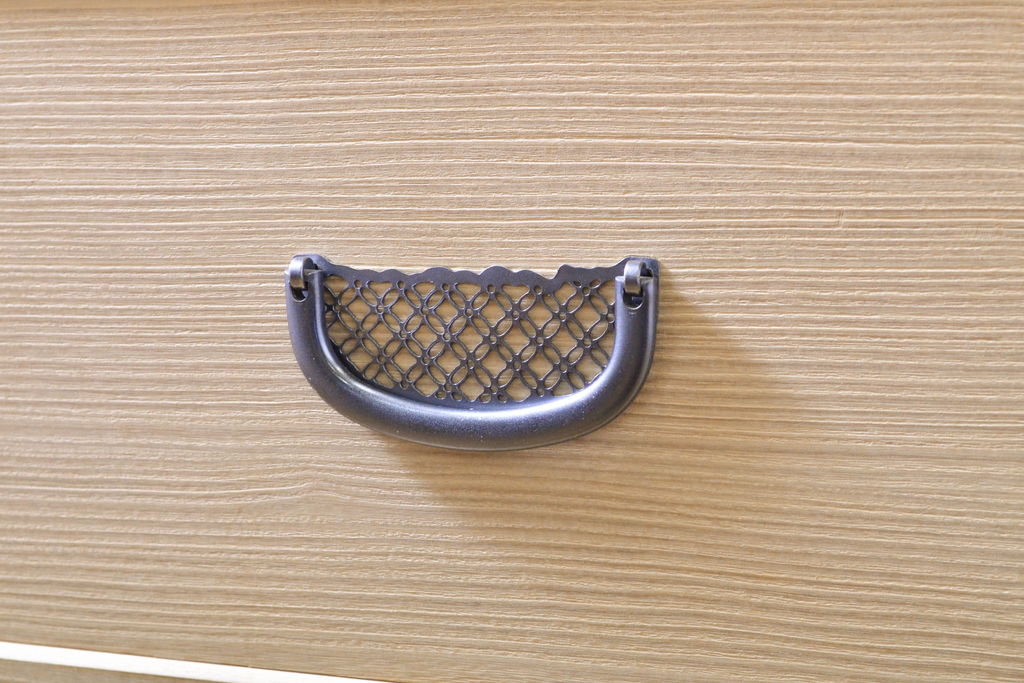中古　伝統工芸士　鈴木?三郎作　透かしの金具がモダンな雰囲気を醸し出す加茂桐箪笥(胴丸、桐たんす、和タンス、衣装箪笥、収納箪笥、着物箪笥)(R-060544)