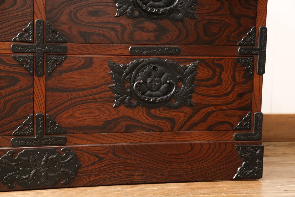 中古　岩谷堂箪笥　天板リメイク　力強い木目に凝った金具がアクセントになっているローチェスト(ローボード、衣装箪笥、引き出し、和タンス)(R-055813)