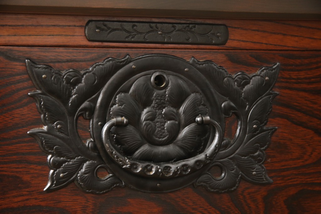 中古　岩谷堂箪笥　天板リメイク　力強い木目に凝った金具がアクセントになっているローチェスト(ローボード、衣装箪笥、引き出し、和タンス)(R-055813)