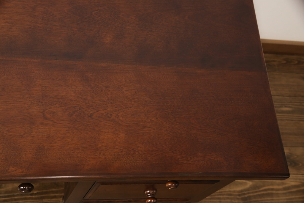 中古　美品　カバ材　国産の手造り民芸家具　可愛らしいデザインが魅力の両袖机(ワークデスク、在宅ワーク、在宅用)(R-051850)