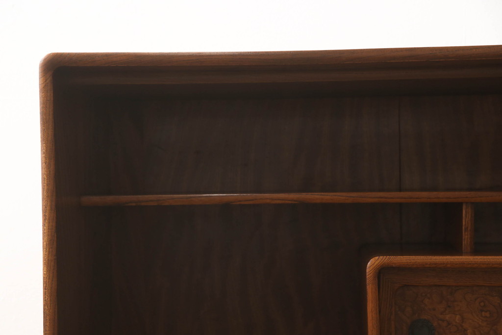 和製アンティーク　昭和初期　漆塗り　前面総欅(ケヤキ)材　玉杢が目を惹く茶箪笥(茶棚、収納棚、戸棚、違い棚、飾り棚、引き出し、キャビネット)(R-061180)
