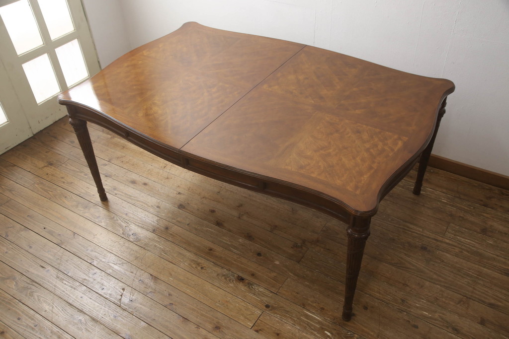 中古　美品　アメリカ高級モデル　DREXEL HERITAGE(ドレクセルヘリテイジ)　 天板の曲線や脚先までのデザインが美しいダイニングテーブル(食卓、6人掛け、4人掛け)(定価約150万円)(R-060257)