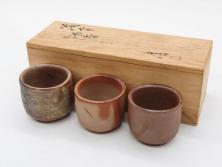 人間国宝　伊勢崎淳　備前焼　酒呑　変化にとんだ土の味わいが魅力のぐい吞み3客セット(蕎麦猪口、お猪口、御猪口、湯呑み、湯のみ、杯、盃、和食器、陶器、裏印、共箱付き)(R-079812)