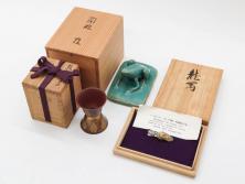 信田洋　Silver(シルバー)　龍馬 タイピン/鼓形 蓋置/陶彫 蛙 高さ 約5cm　匠の優れた技芸を堪能できる置物・蓋置・タイピンセット(銀、かえる、カエル、ネクタイ留め、アクセサリー、茶道具、煎茶道具、茶器、オブジェ、ディスプレイ、共箱付き)(R-079813)