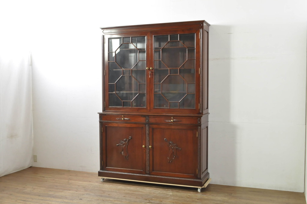 中古　高級品!!　未使用　展示品　総無垢材　花梨(カリン)材　随所に施された装飾が美しい重厚で上品なヨーロピアンキャビネット(カップボード、食器棚、収納棚、戸棚、飾り棚)(R-078109)