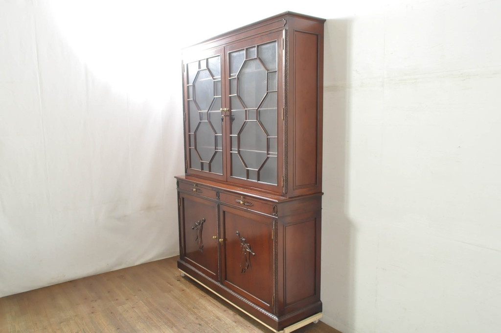中古　高級品!!　未使用　展示品　総無垢材　花梨(カリン)材　随所に施された装飾が美しい重厚で上品なヨーロピアンキャビネット(カップボード、食器棚、収納棚、戸棚、飾り棚)(R-078109)