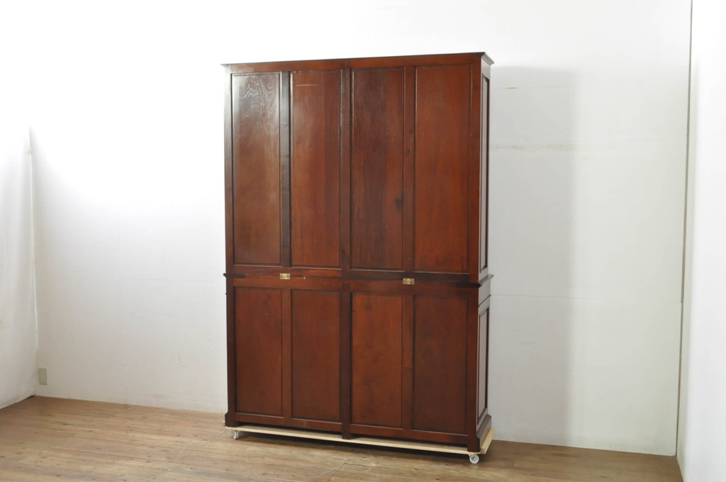 中古　高級品!!　未使用　展示品　総無垢材　花梨(カリン)材　随所に施された装飾が美しい重厚で上品なヨーロピアンキャビネット(カップボード、食器棚、収納棚、戸棚、飾り棚)(R-078109)
