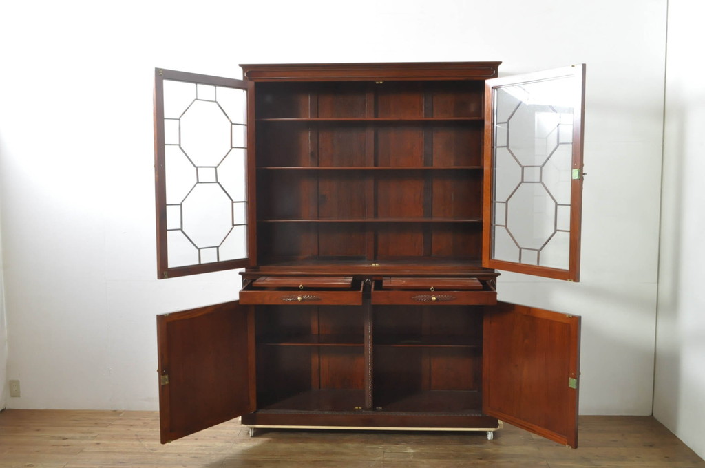 中古　高級品!!　未使用　展示品　総無垢材　花梨(カリン)材　随所に施された装飾が美しい重厚で上品なヨーロピアンキャビネット(カップボード、食器棚、収納棚、戸棚、飾り棚)(R-078109)
