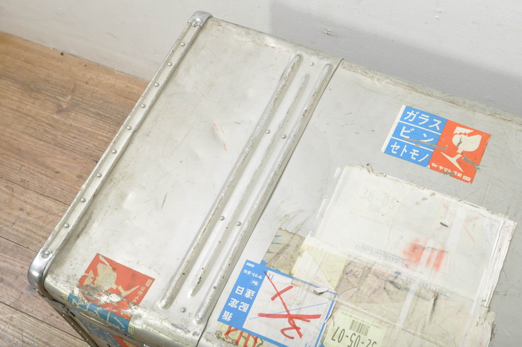 ビンテージ雑貨　BANKOKU　鍵付き!!　無骨な雰囲気がかっこいい、とっても軽いジュラルミン船トランク(ジュラルミントランク、舟トランク、アルミトランク、センターテーブル、ローテーブル、リビングテーブル、収納、ディスプレイ、ヴィンテージ)(R-078272)