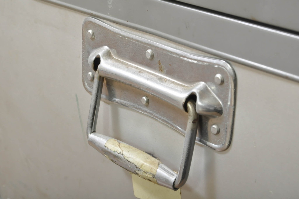 ビンテージ雑貨　BANKOKU　鍵付き!!　無骨な雰囲気がかっこいい、とっても軽いジュラルミン船トランク(ジュラルミントランク、舟トランク、アルミトランク、センターテーブル、ローテーブル、リビングテーブル、収納、ディスプレイ、ヴィンテージ)(R-078272)