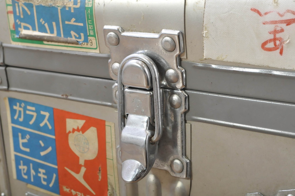 ビンテージ雑貨　BANKOKU　鍵付き!!　無骨な雰囲気がかっこいい、とっても軽いジュラルミン船トランク(ジュラルミントランク、舟トランク、アルミトランク、センターテーブル、ローテーブル、リビングテーブル、収納、ディスプレイ、ヴィンテージ)(R-078272)