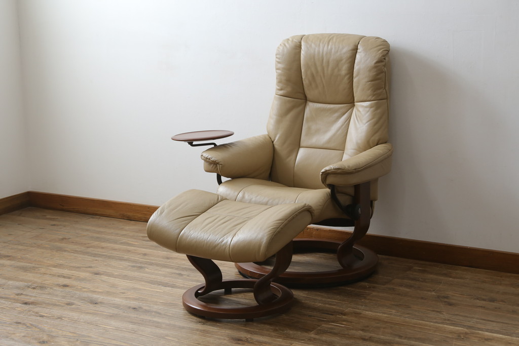 中古　EKORNES(エコーネス)　本革(レザー)　メイフェア(Mayfair)　スイングテーブル付き　ストレスレスチェア(M)オットマン付き(リクライニングチェア、アームチェア、フットスツール、椅子、北欧)(R-078737)