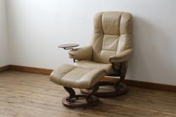 中古　EKORNES(エコーネス)　本革(レザー)　メイフェア(Mayfair)　スイングテーブル付き　ストレスレスチェア(M)オットマン付き(リクライニングチェア、アームチェア、フットスツール、椅子、北欧)(R-078737)