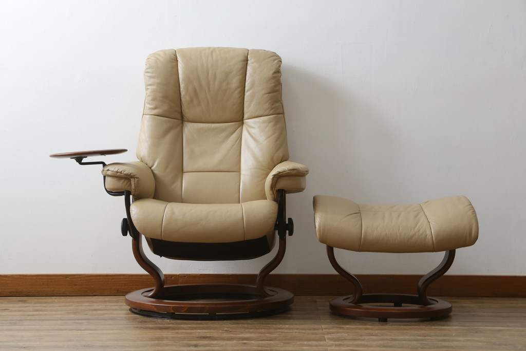 中古　EKORNES(エコーネス)　本革(レザー)　メイフェア(Mayfair)　スイングテーブル付き　ストレスレスチェア(M)オットマン付き(リクライニングチェア、アームチェア、フットスツール、椅子、北欧)(R-078737)