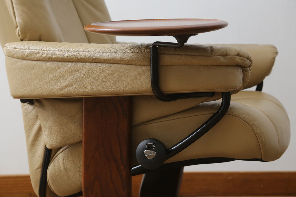 中古　EKORNES(エコーネス)　本革(レザー)　メイフェア(Mayfair)　スイングテーブル付き　ストレスレスチェア(M)オットマン付き(リクライニングチェア、アームチェア、フットスツール、椅子、北欧)(R-078737)