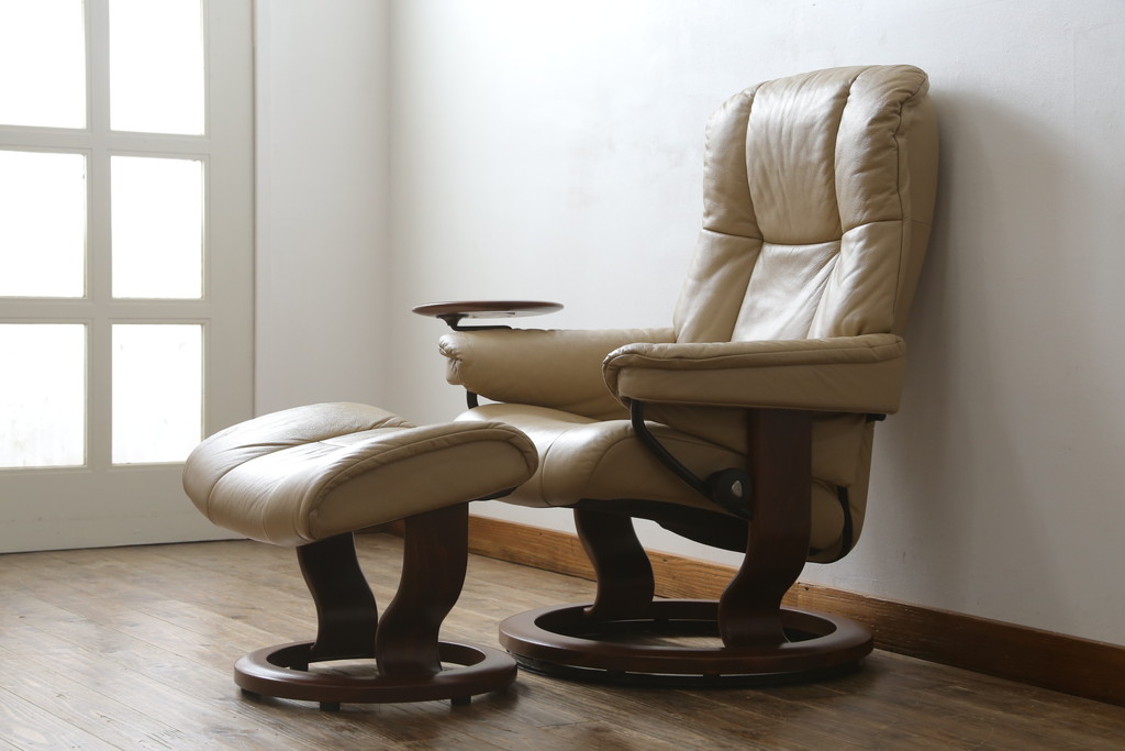 中古　EKORNES(エコーネス)　本革(レザー)　メイフェア(Mayfair)　スイングテーブル付き　ストレスレスチェア(M)オットマン付き(リクライニングチェア、アームチェア、フットスツール、椅子、北欧)(R-078737)