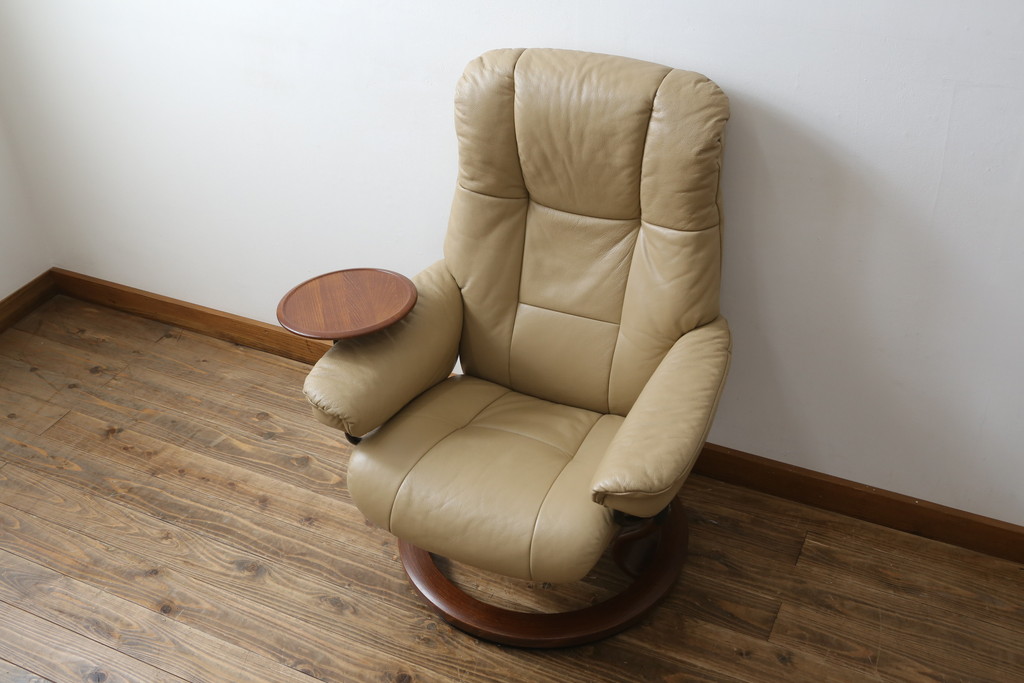 中古　EKORNES(エコーネス)　本革(レザー)　メイフェア(Mayfair)　スイングテーブル付き　ストレスレスチェア(M)オットマン付き(リクライニングチェア、アームチェア、フットスツール、椅子、北欧)(R-078737)