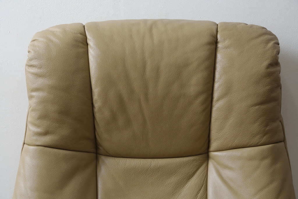 中古　EKORNES(エコーネス)　本革(レザー)　メイフェア(Mayfair)　スイングテーブル付き　ストレスレスチェア(M)オットマン付き(リクライニングチェア、アームチェア、フットスツール、椅子、北欧)(R-078737)