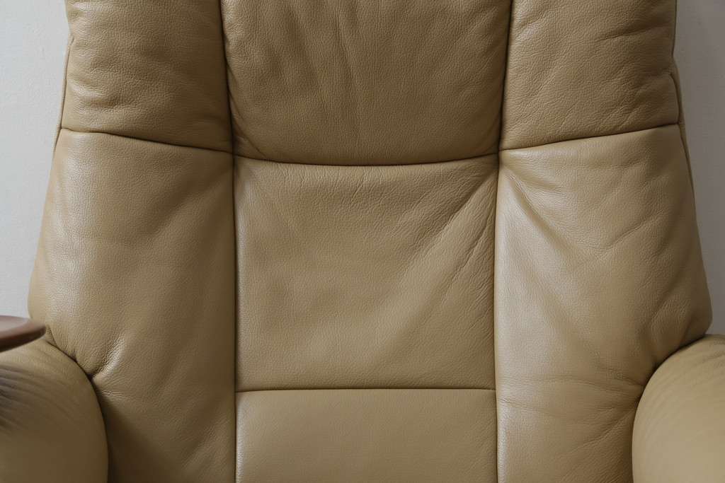 中古　EKORNES(エコーネス)　本革(レザー)　メイフェア(Mayfair)　スイングテーブル付き　ストレスレスチェア(M)オットマン付き(リクライニングチェア、アームチェア、フットスツール、椅子、北欧)(R-078737)
