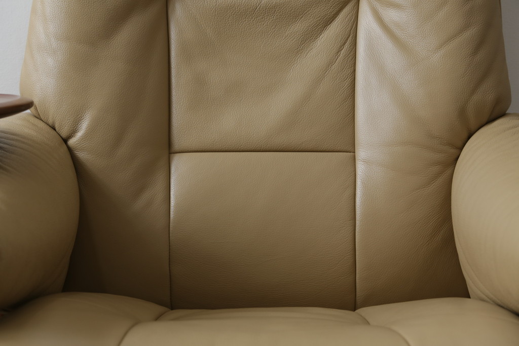 中古　EKORNES(エコーネス)　本革(レザー)　メイフェア(Mayfair)　スイングテーブル付き　ストレスレスチェア(M)オットマン付き(リクライニングチェア、アームチェア、フットスツール、椅子、北欧)(R-078737)