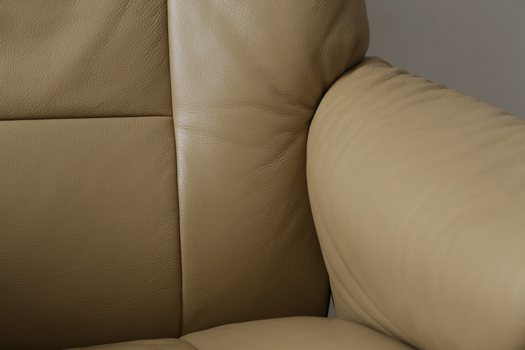 中古　EKORNES(エコーネス)　本革(レザー)　メイフェア(Mayfair)　スイングテーブル付き　ストレスレスチェア(M)オットマン付き(リクライニングチェア、アームチェア、フットスツール、椅子、北欧)(R-078737)