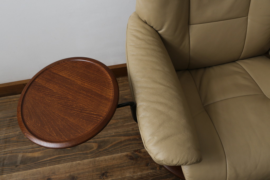 中古　EKORNES(エコーネス)　本革(レザー)　メイフェア(Mayfair)　スイングテーブル付き　ストレスレスチェア(M)オットマン付き(リクライニングチェア、アームチェア、フットスツール、椅子、北欧)(R-078737)