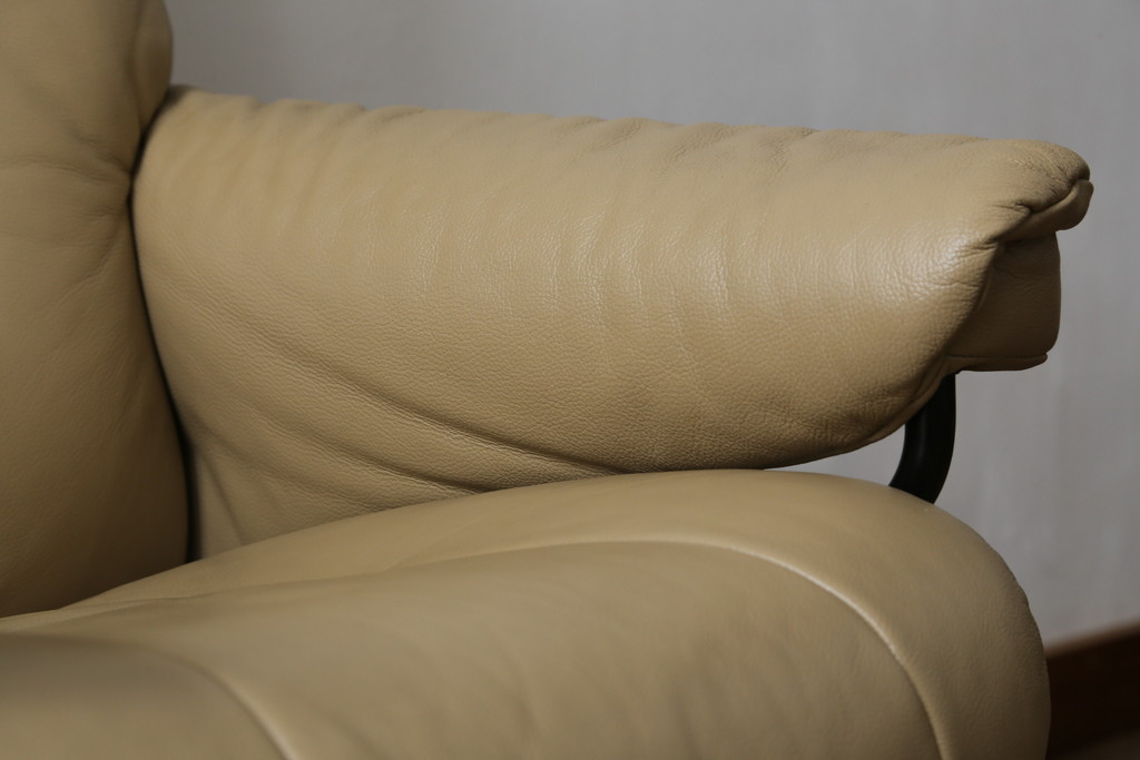 中古　EKORNES(エコーネス)　本革(レザー)　メイフェア(Mayfair)　スイングテーブル付き　ストレスレスチェア(M)オットマン付き(リクライニングチェア、アームチェア、フットスツール、椅子、北欧)(R-078737)