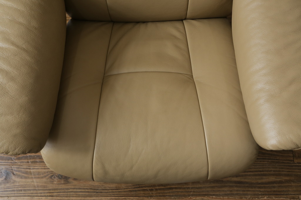 中古　EKORNES(エコーネス)　本革(レザー)　メイフェア(Mayfair)　スイングテーブル付き　ストレスレスチェア(M)オットマン付き(リクライニングチェア、アームチェア、フットスツール、椅子、北欧)(R-078737)