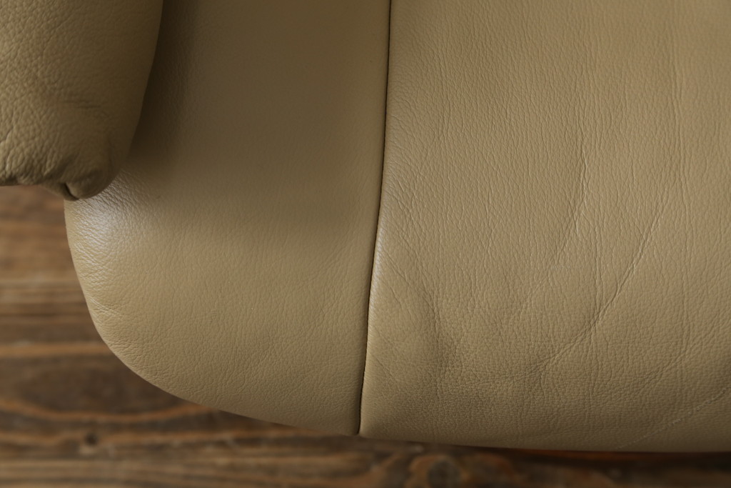 中古　EKORNES(エコーネス)　本革(レザー)　メイフェア(Mayfair)　スイングテーブル付き　ストレスレスチェア(M)オットマン付き(リクライニングチェア、アームチェア、フットスツール、椅子、北欧)(R-078737)