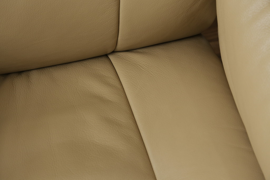 中古　EKORNES(エコーネス)　本革(レザー)　メイフェア(Mayfair)　スイングテーブル付き　ストレスレスチェア(M)オットマン付き(リクライニングチェア、アームチェア、フットスツール、椅子、北欧)(R-078737)