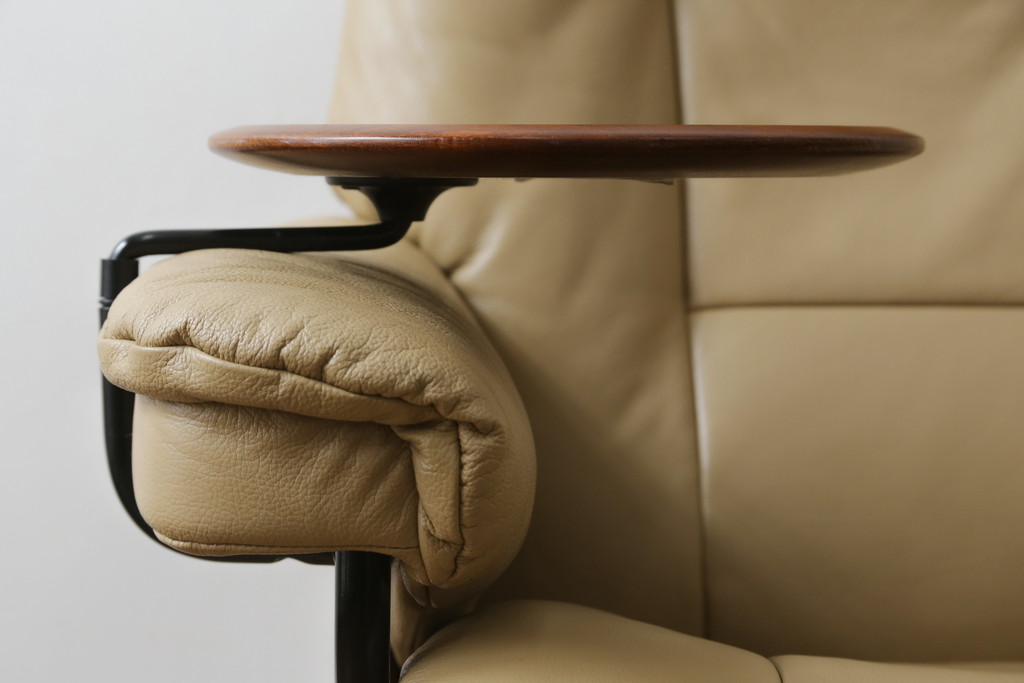 中古　EKORNES(エコーネス)　本革(レザー)　メイフェア(Mayfair)　スイングテーブル付き　ストレスレスチェア(M)オットマン付き(リクライニングチェア、アームチェア、フットスツール、椅子、北欧)(R-078737)