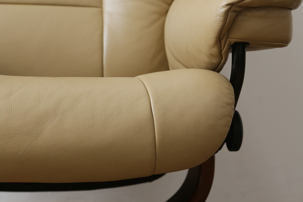 中古　EKORNES(エコーネス)　本革(レザー)　メイフェア(Mayfair)　スイングテーブル付き　ストレスレスチェア(M)オットマン付き(リクライニングチェア、アームチェア、フットスツール、椅子、北欧)(R-078737)