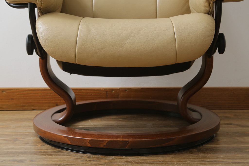 中古　EKORNES(エコーネス)　本革(レザー)　メイフェア(Mayfair)　スイングテーブル付き　ストレスレスチェア(M)オットマン付き(リクライニングチェア、アームチェア、フットスツール、椅子、北欧)(R-078737)