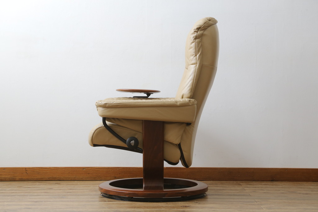 中古　EKORNES(エコーネス)　本革(レザー)　メイフェア(Mayfair)　スイングテーブル付き　ストレスレスチェア(M)オットマン付き(リクライニングチェア、アームチェア、フットスツール、椅子、北欧)(R-078737)