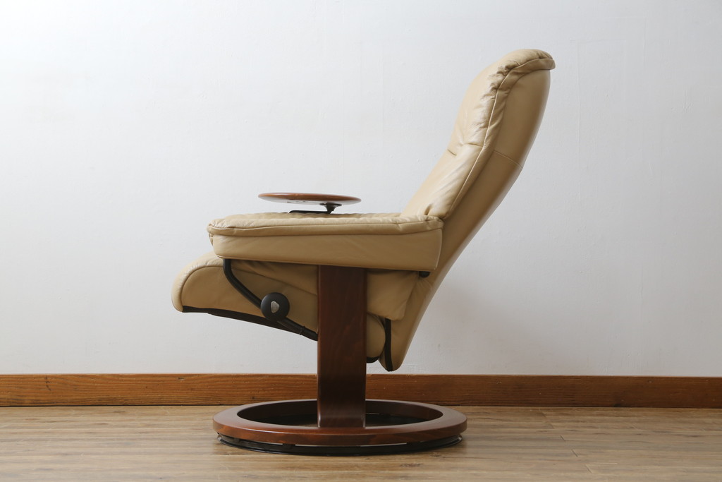 中古　EKORNES(エコーネス)　本革(レザー)　メイフェア(Mayfair)　スイングテーブル付き　ストレスレスチェア(M)オットマン付き(リクライニングチェア、アームチェア、フットスツール、椅子、北欧)(R-078737)