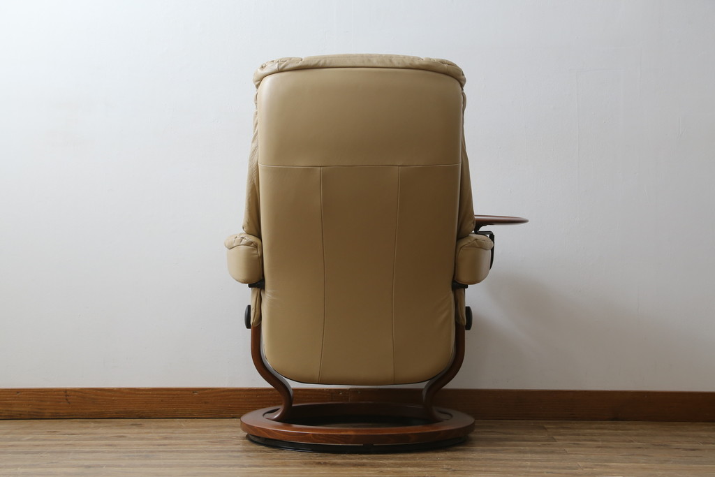 中古　EKORNES(エコーネス)　本革(レザー)　メイフェア(Mayfair)　スイングテーブル付き　ストレスレスチェア(M)オットマン付き(リクライニングチェア、アームチェア、フットスツール、椅子、北欧)(R-078737)