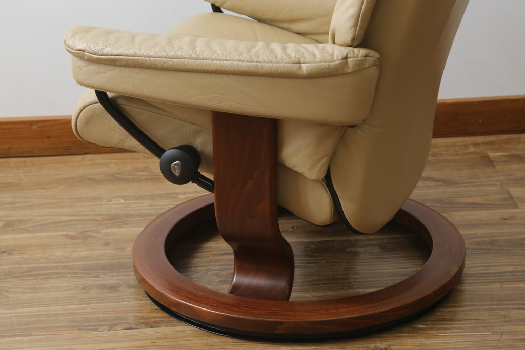 中古　EKORNES(エコーネス)　本革(レザー)　メイフェア(Mayfair)　スイングテーブル付き　ストレスレスチェア(M)オットマン付き(リクライニングチェア、アームチェア、フットスツール、椅子、北欧)(R-078737)